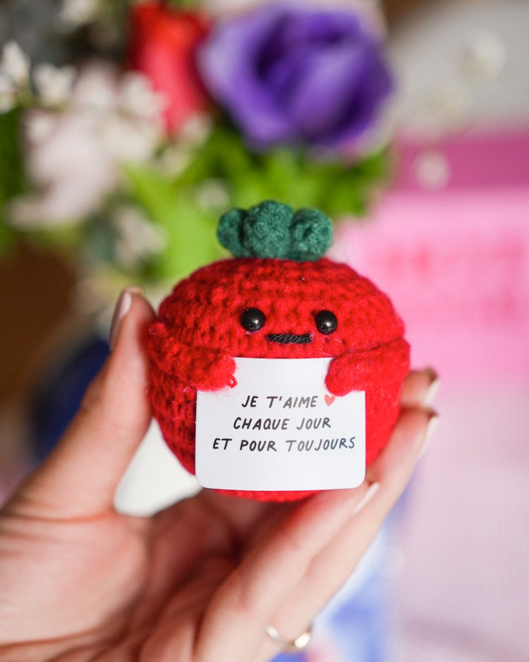Peluche tomate avec message d'amour en gros plan