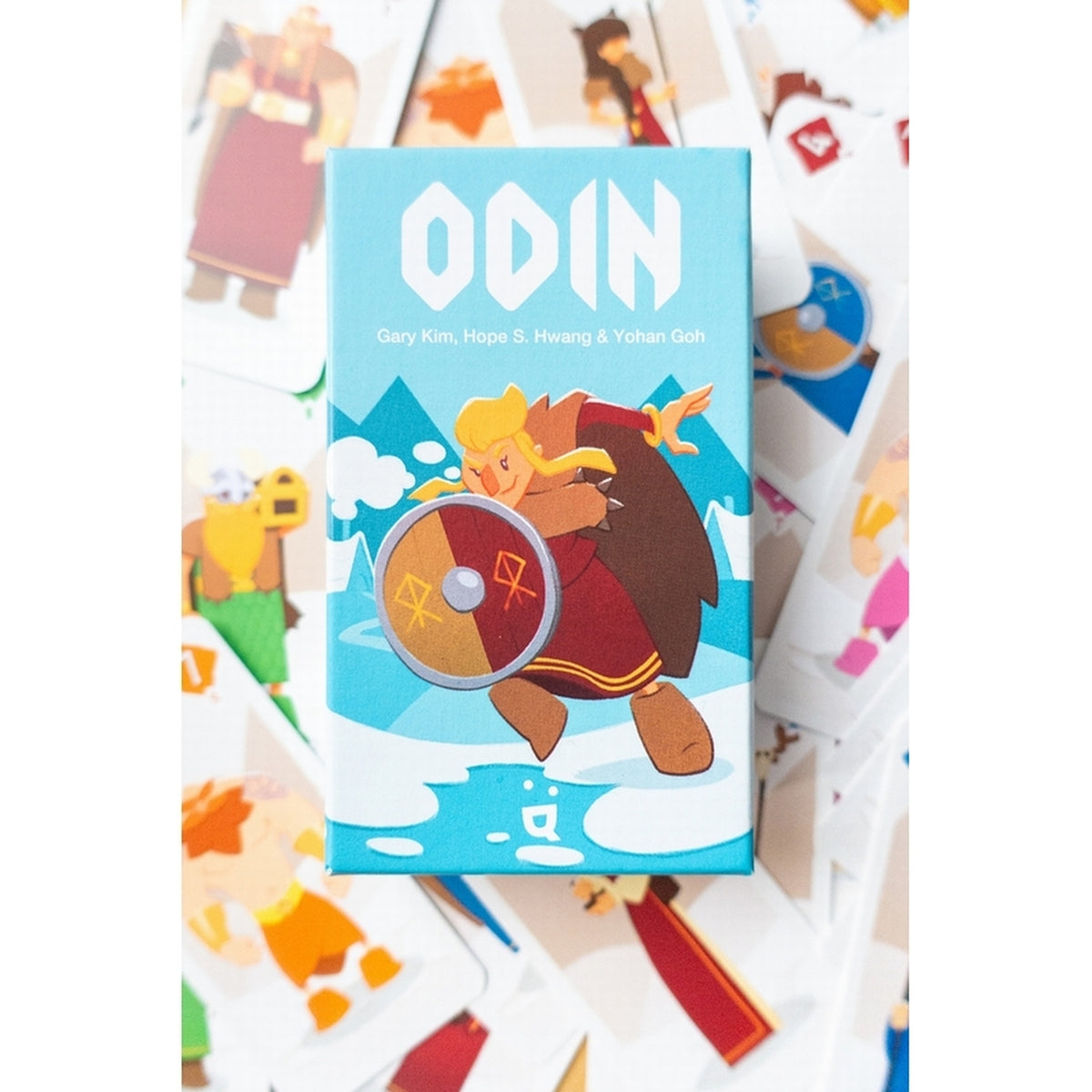 Jeu de cartes Odin avec illustrations vikings sur fond clair