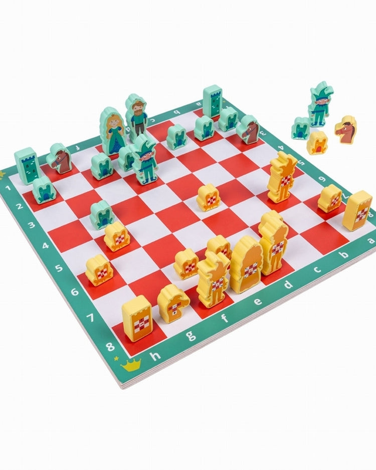 Jeu d'échecs en bois avec pièces colorées sur un plateau