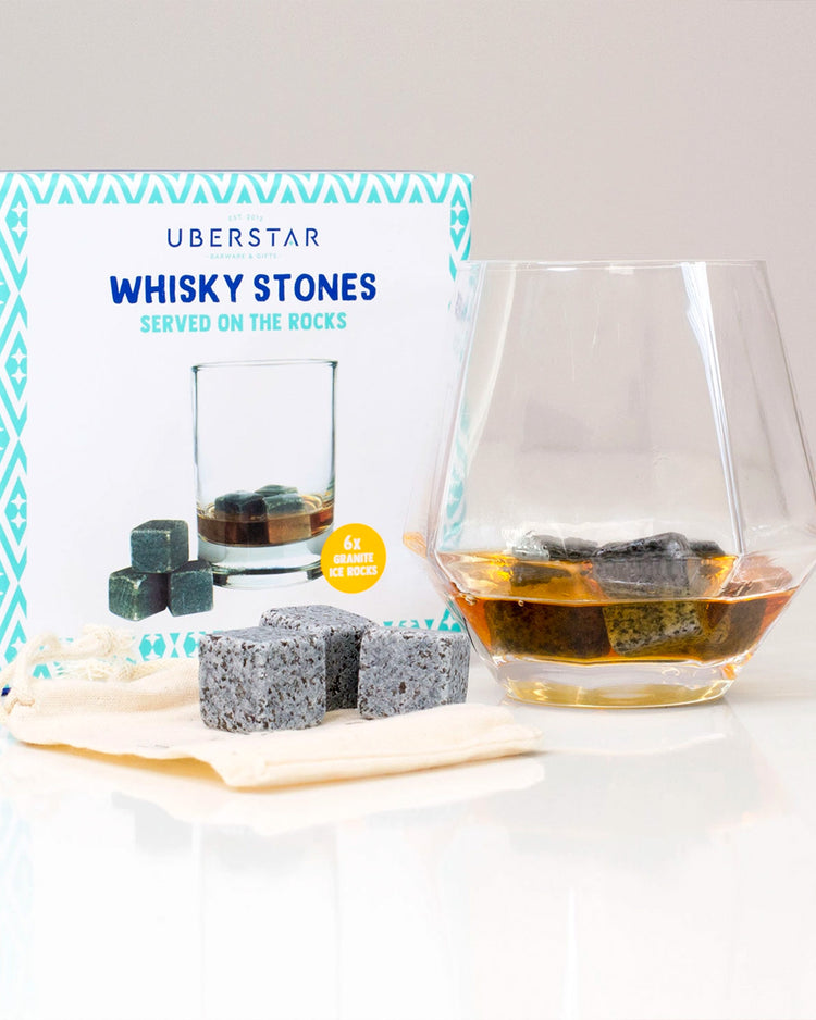 Pierres à whisky en forme de cœurs sur fond clair