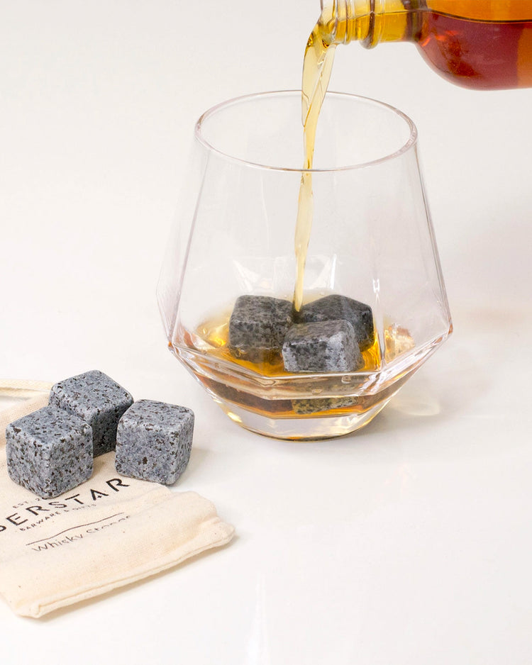 Pierres à whisky en forme de cœurs sur fond clair