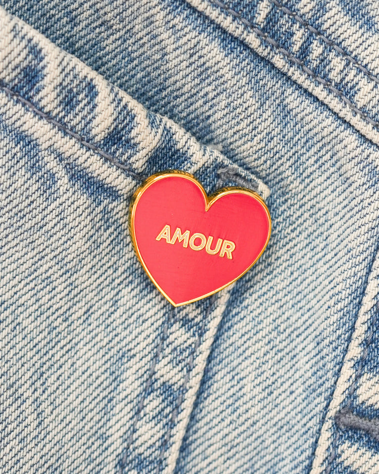 Pin's en forme de cœur avec inscription 'amour' en relief