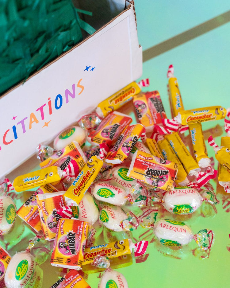 Piñata champagne en forme de bouteille avec bonbons colorés