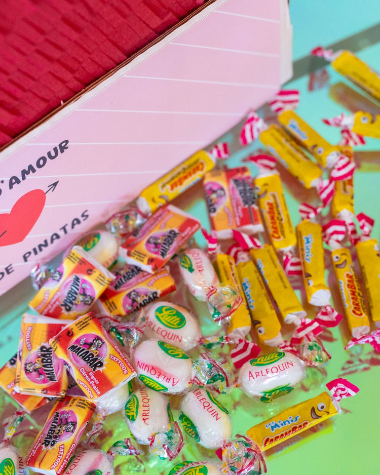 Piñata en forme de cœur remplie de bonbons colorés