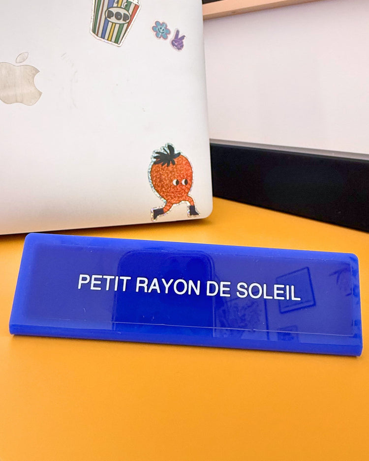 Plaque de bureau avec un design ensoleillé et joyeux
