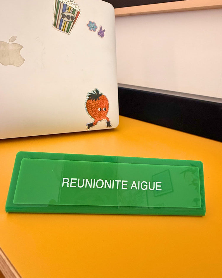 Plaque de bureau verte avec inscription humoristique en gros plan