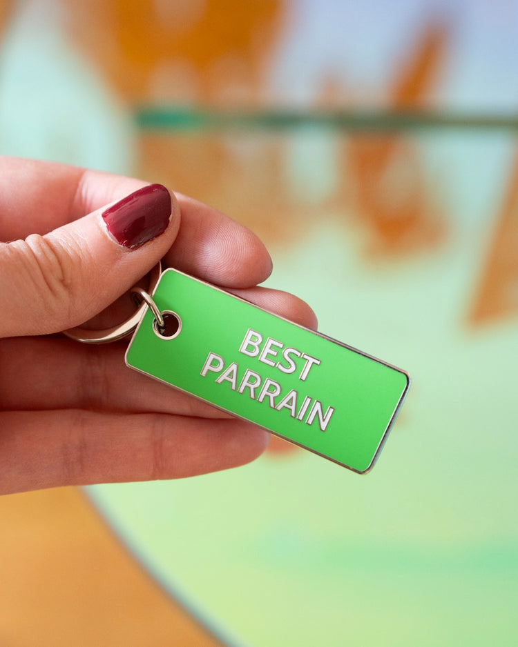 Porte-clé Best Parrain avec motif humoristique en gros plan.