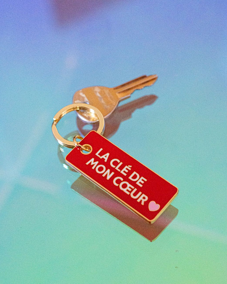 Porte-clés en forme de cœur avec inscription romantique.