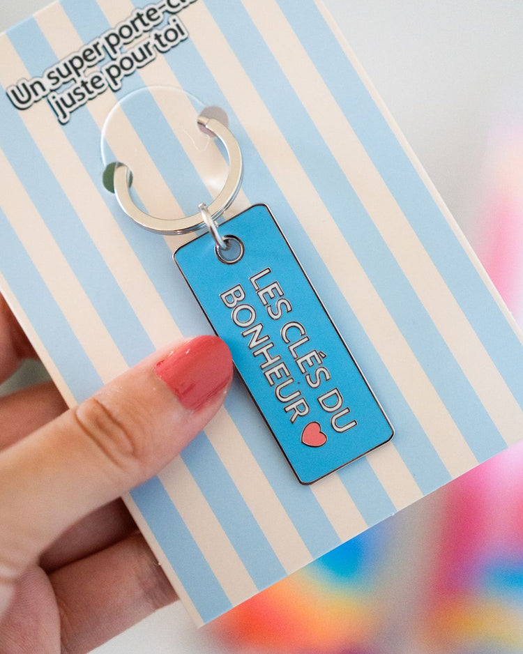 Porte-clés en métal avec inscription sur fond texturé