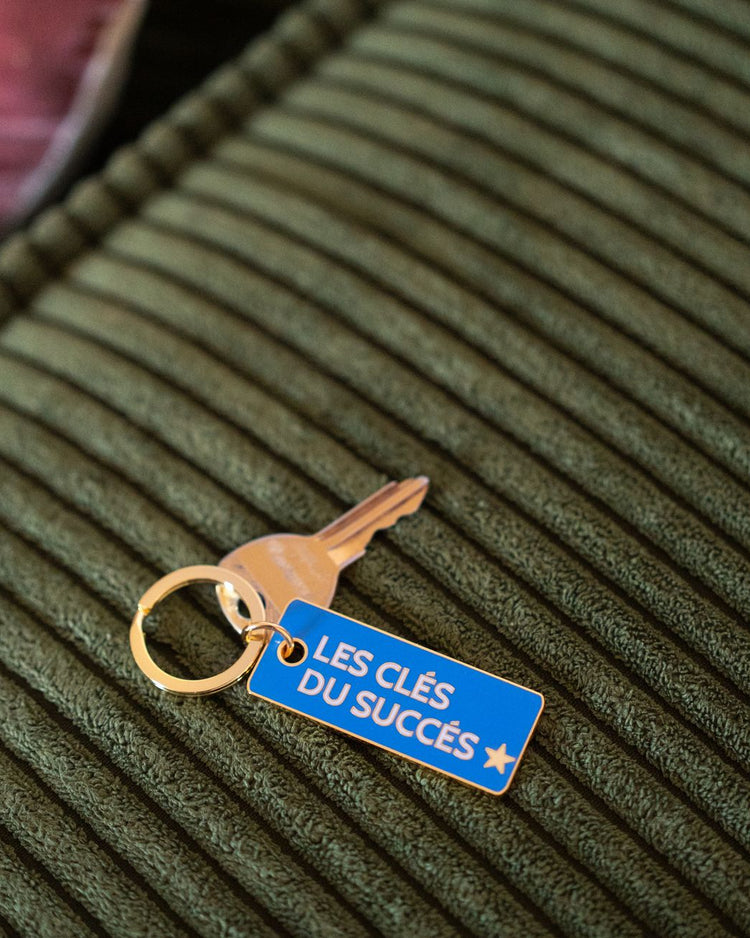 Porte-clé stylé avec inscription 'Les clés du succès' en gros plan.