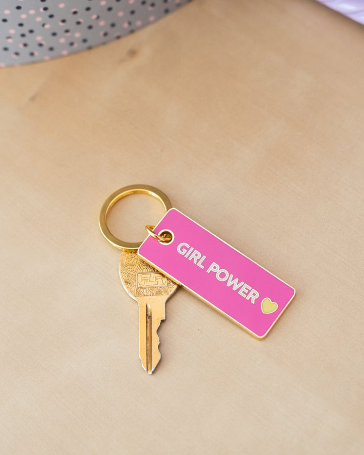 Porte-clé Girl Power avec cœur, vue de face sur fond neutre.