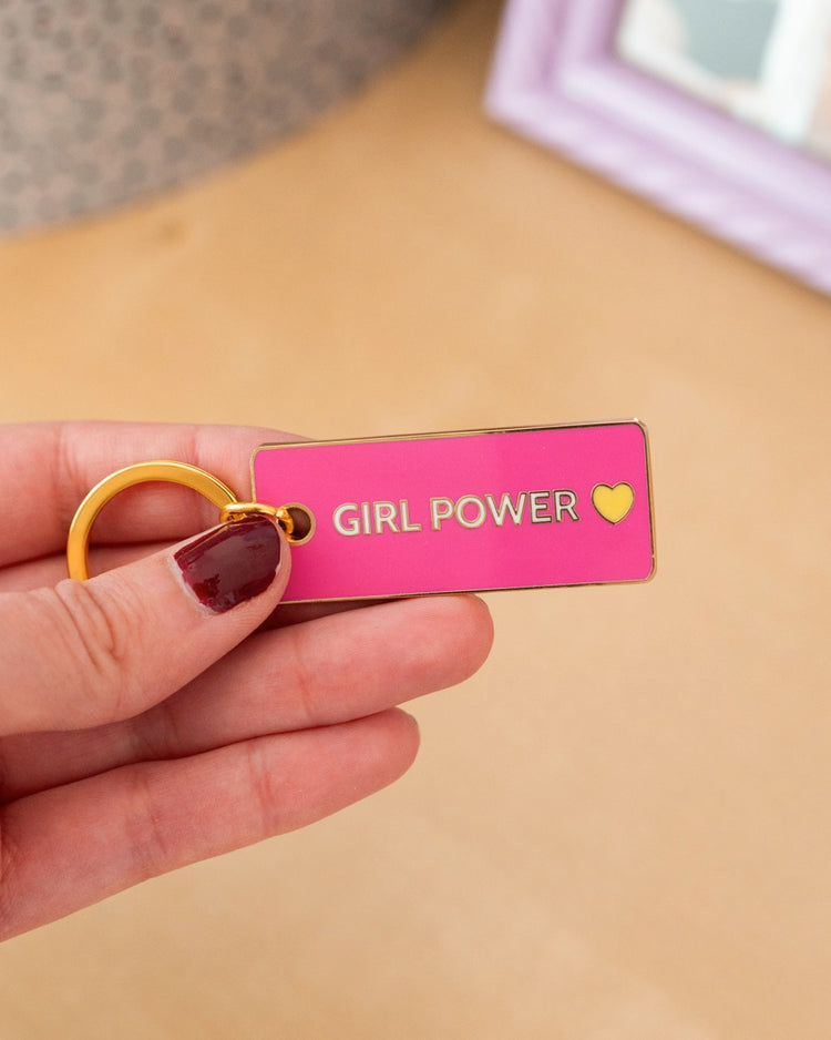 Porte-clé Girl Power avec cœur, vue de face sur fond clair.