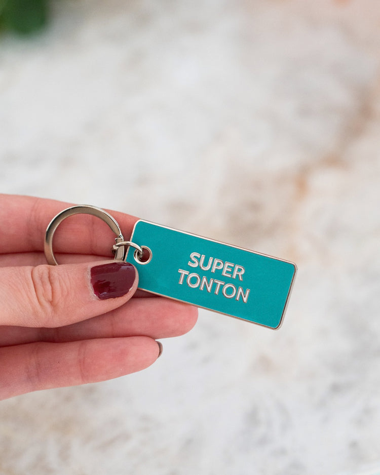 Porte-clé Super Tonton avec un design humoristique et coloré.