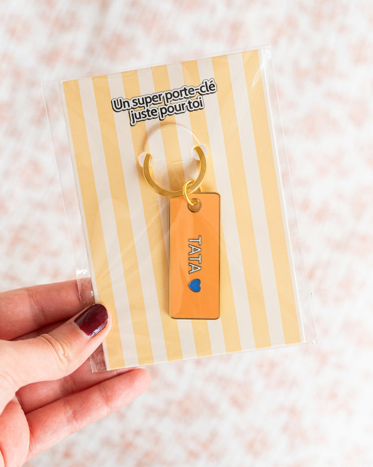 Porte-clé Tata avec un design coloré et un cœur stylisé.