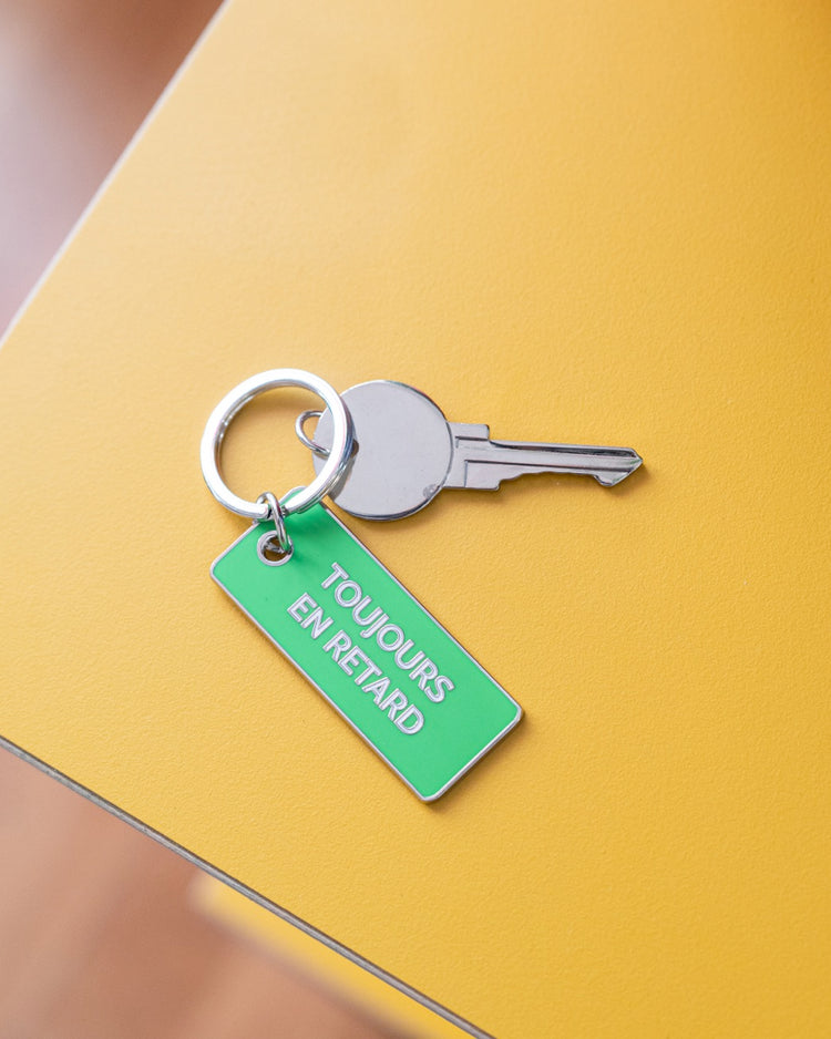 Porte-clé humoristique avec inscription sur fond clair