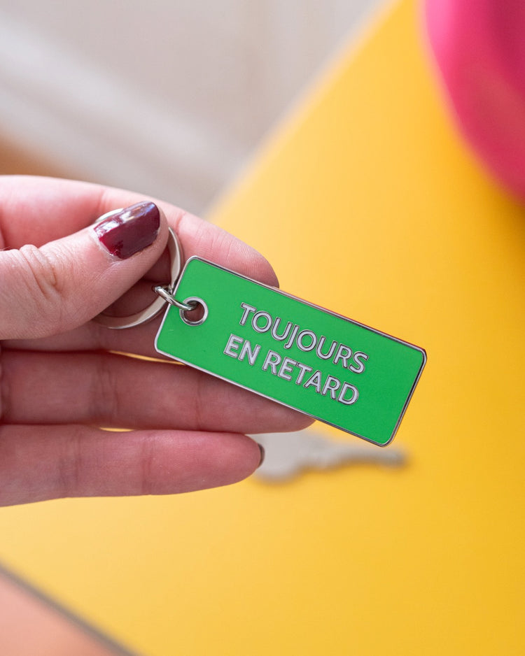 Porte-clé humoristique avec inscription sur fond clair.