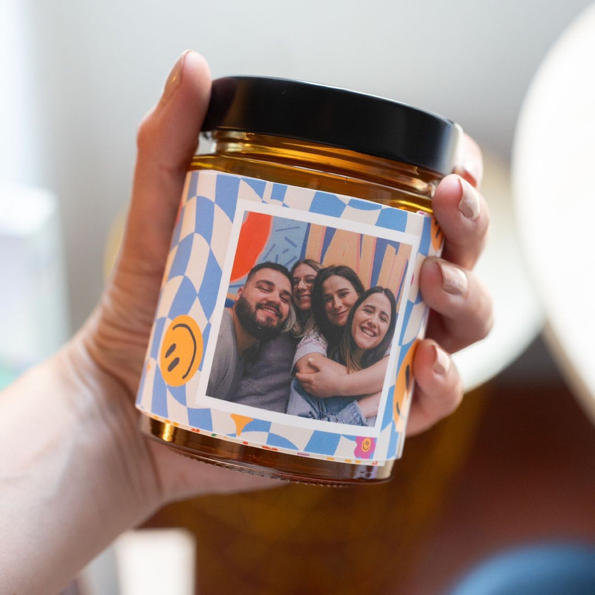 Pot de miel personnalisé avec étiquette décorative en gros plan.