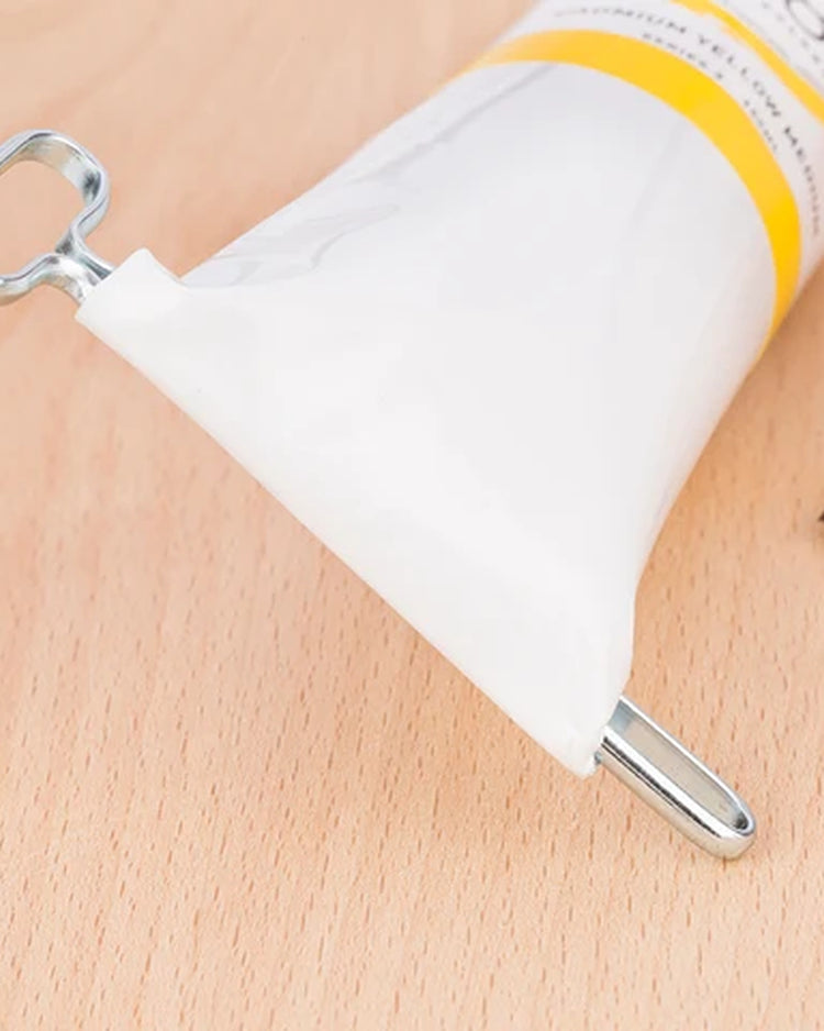 Presse dentifrice en métal, vue de côté avec tube inséré