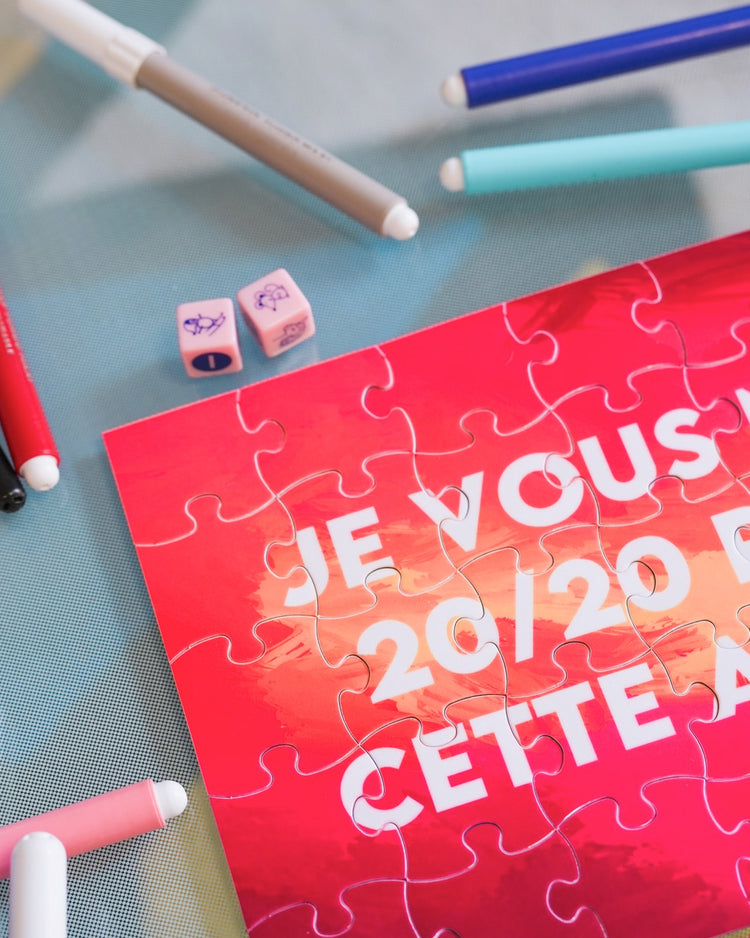 Puzzle coloré de 35 pièces avec motifs scolaires variés.