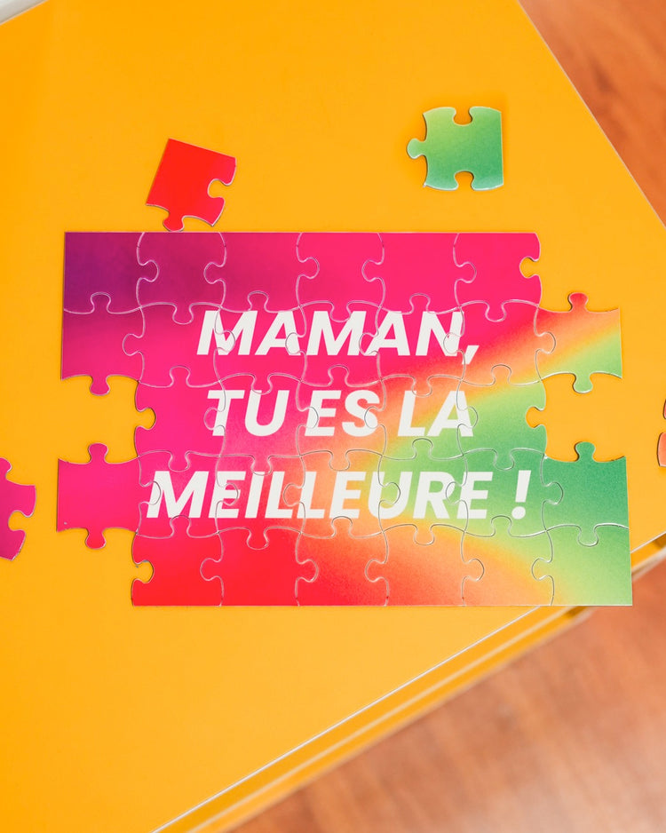 Puzzle avec inscription affectueuse pour maman, vue de dessus.