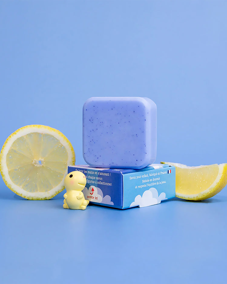 Savon bleu en forme de dinosaure avec texture détaillée.