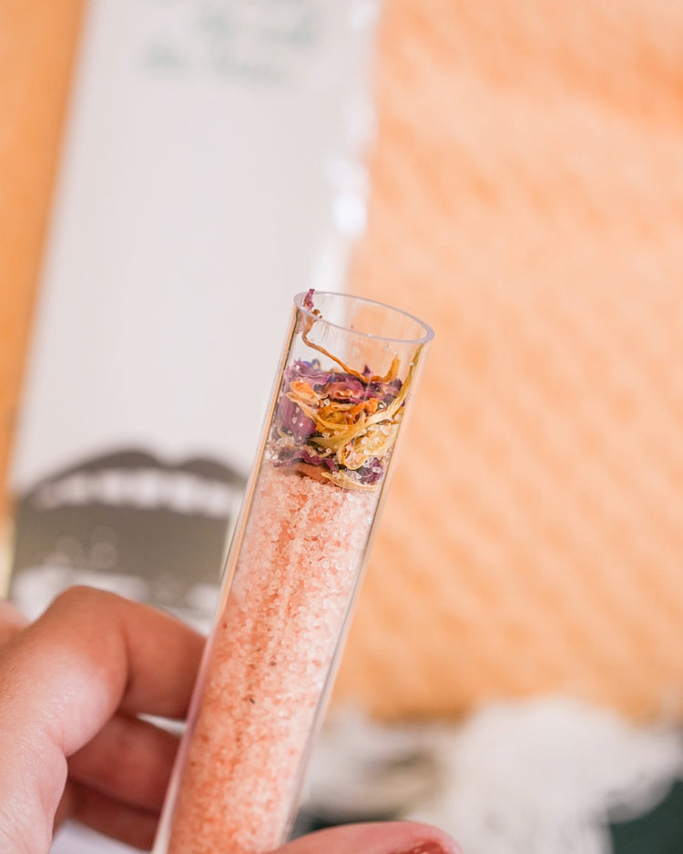 Tube de sel de bain avec étiquette élégante et bouchon doré.