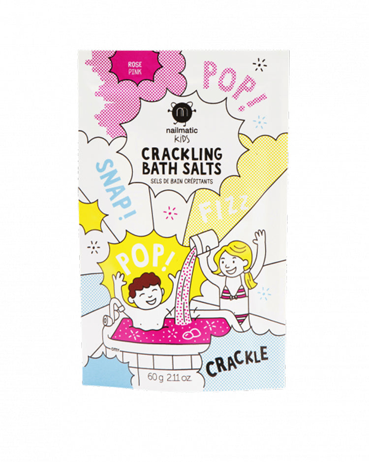 Sels de bain crépitants roses en gros plan sur fond clair.