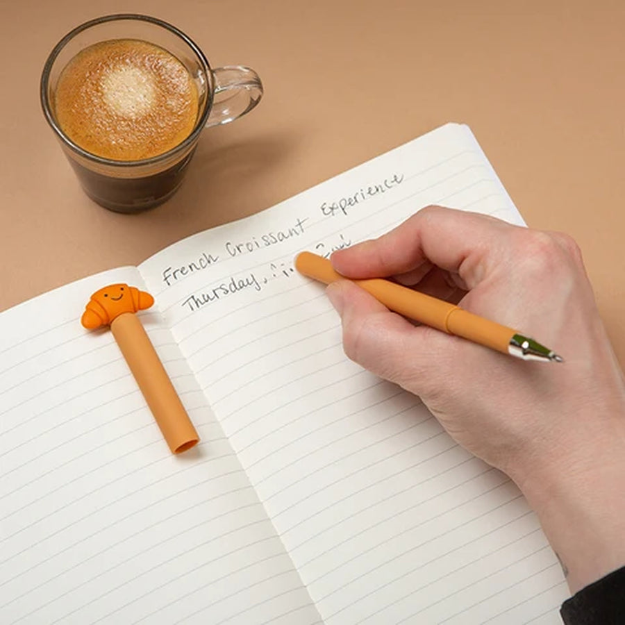 Stylo croissant avec texture réaliste et détails appétissants