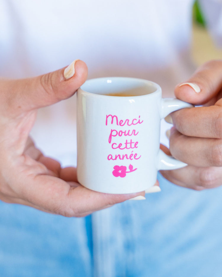 Tasse à café avec inscription 'Merci pour cette année' en gros plan