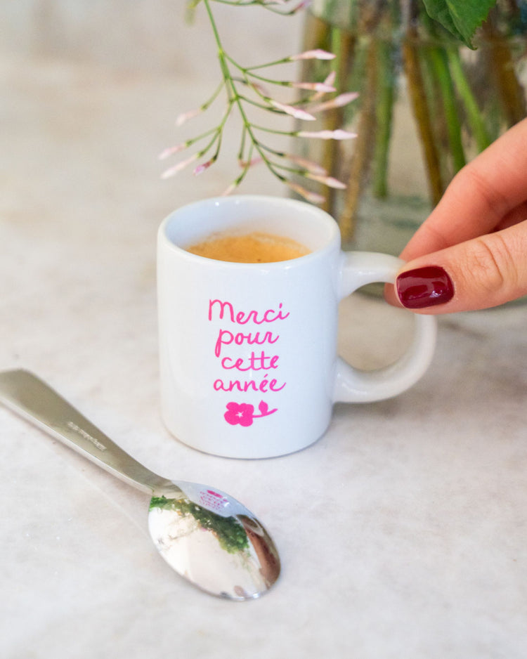 Tasse à café avec inscription 'Merci pour cette année' en détail