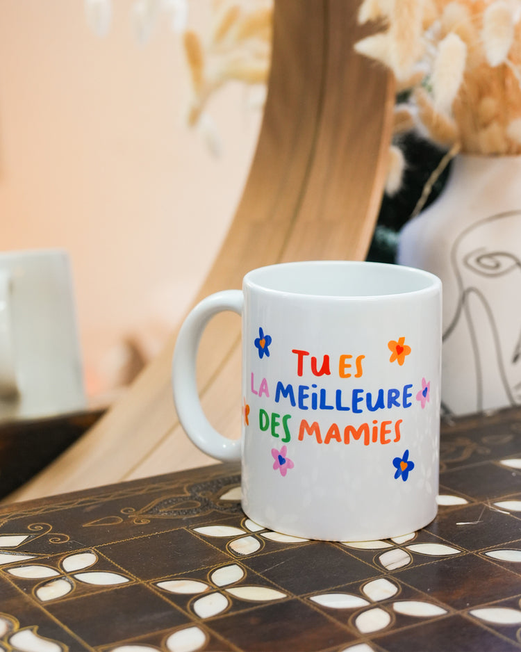 Mug fleuri avec inscription pour mamie, vue de face.