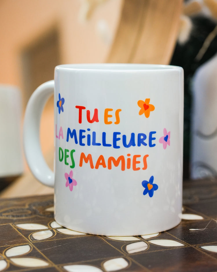 Mug fleuri avec inscription pour mamie, vue de face.
