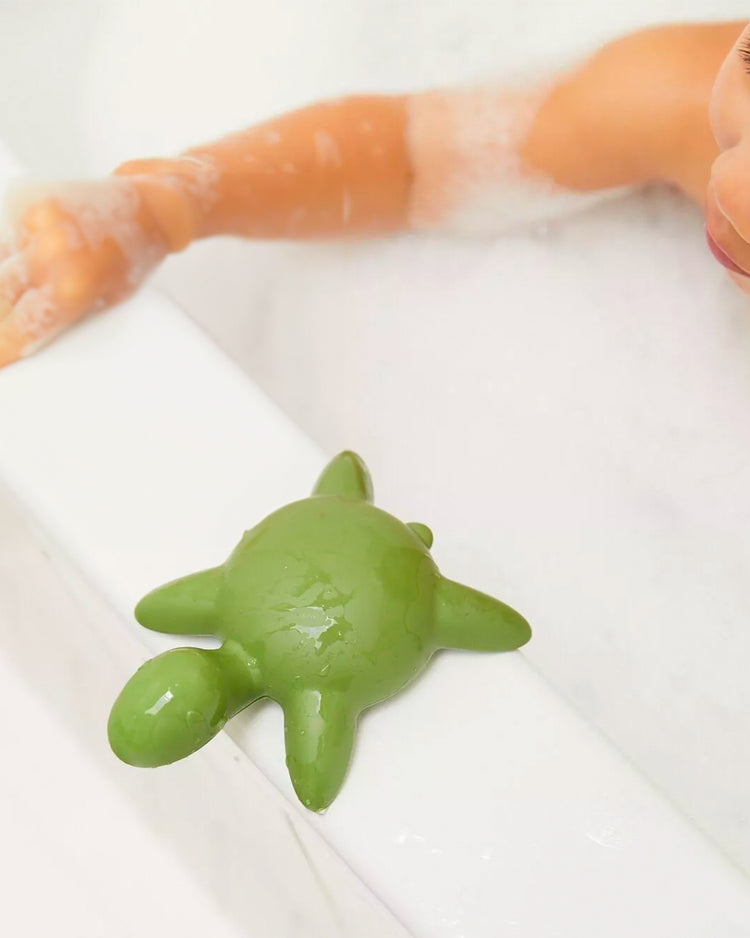 Tortue de bain en filets recyclés, vue de côté avec texture détaillée.