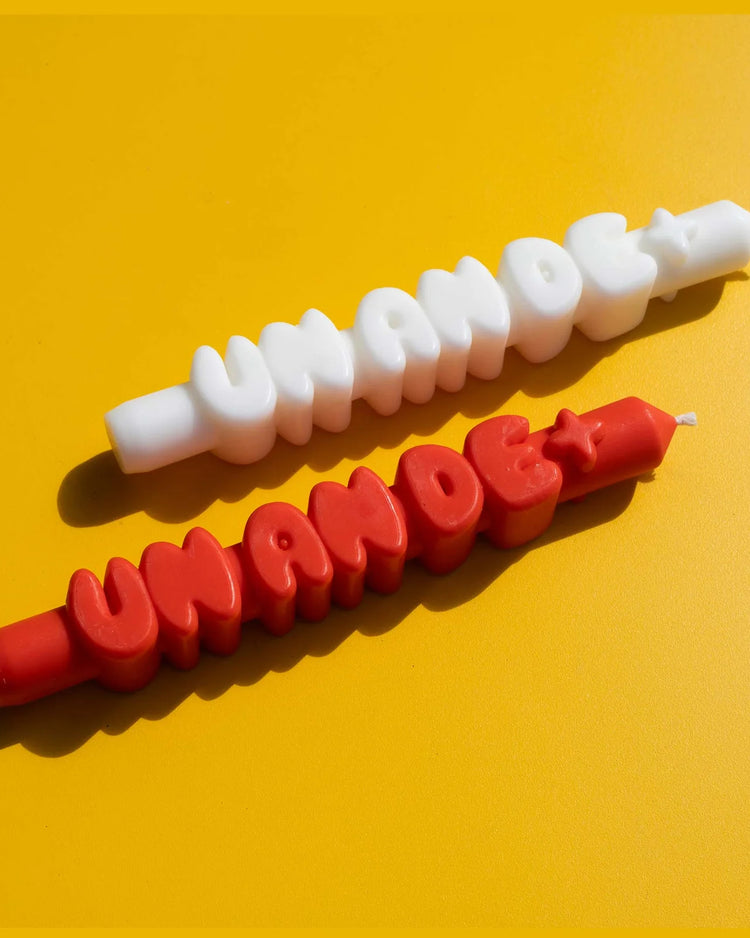 Bougie 'Un an de +' avec un design élégant et des couleurs vives