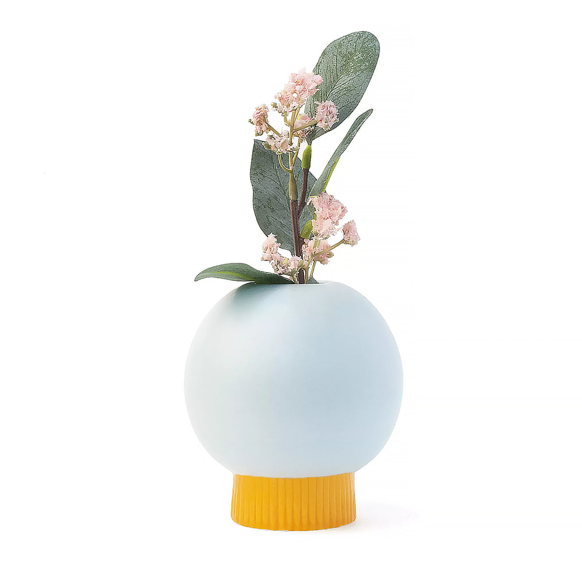 Vase boule en céramique avec texture lisse et forme arrondie.