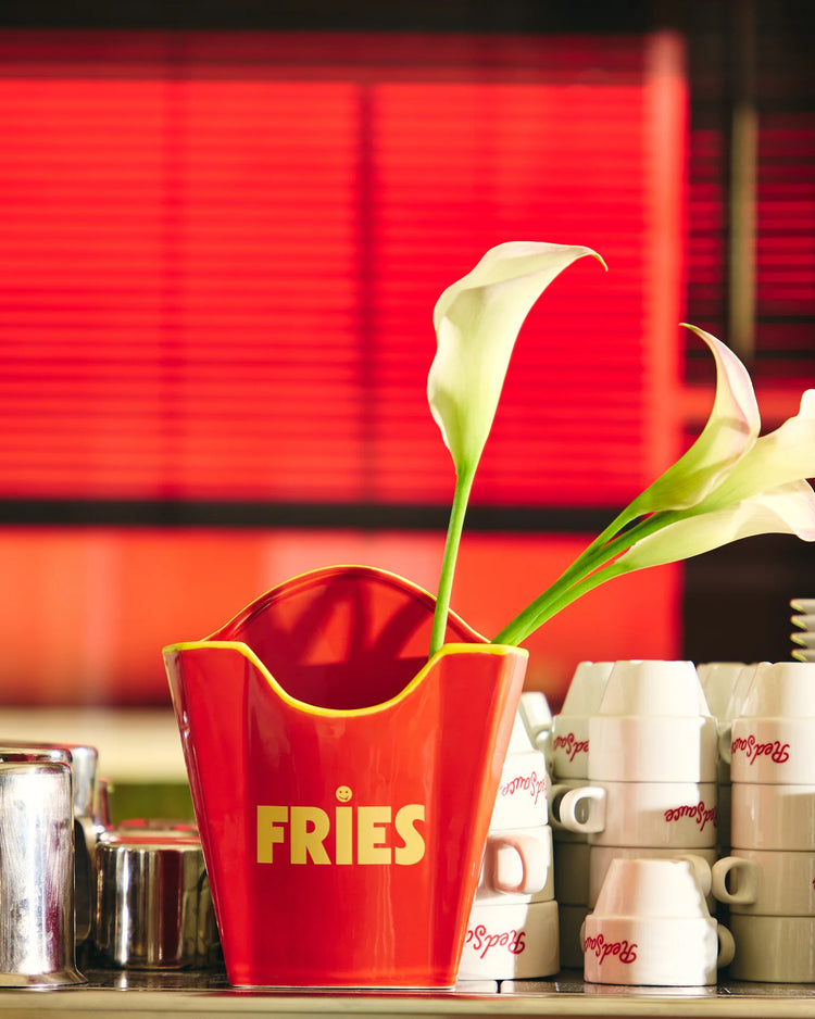 Vase en forme de frites avec texture réaliste et détails colorés