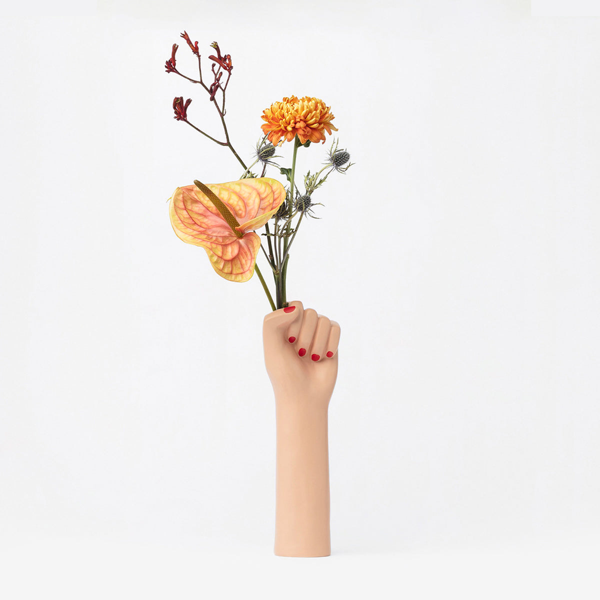 Vase en céramique avec poing levé, symbole girl power.
