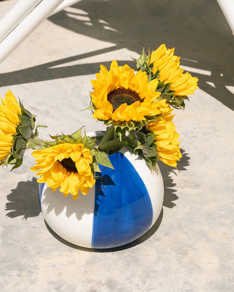 Vase en forme de ballon de plage avec rayures colorées