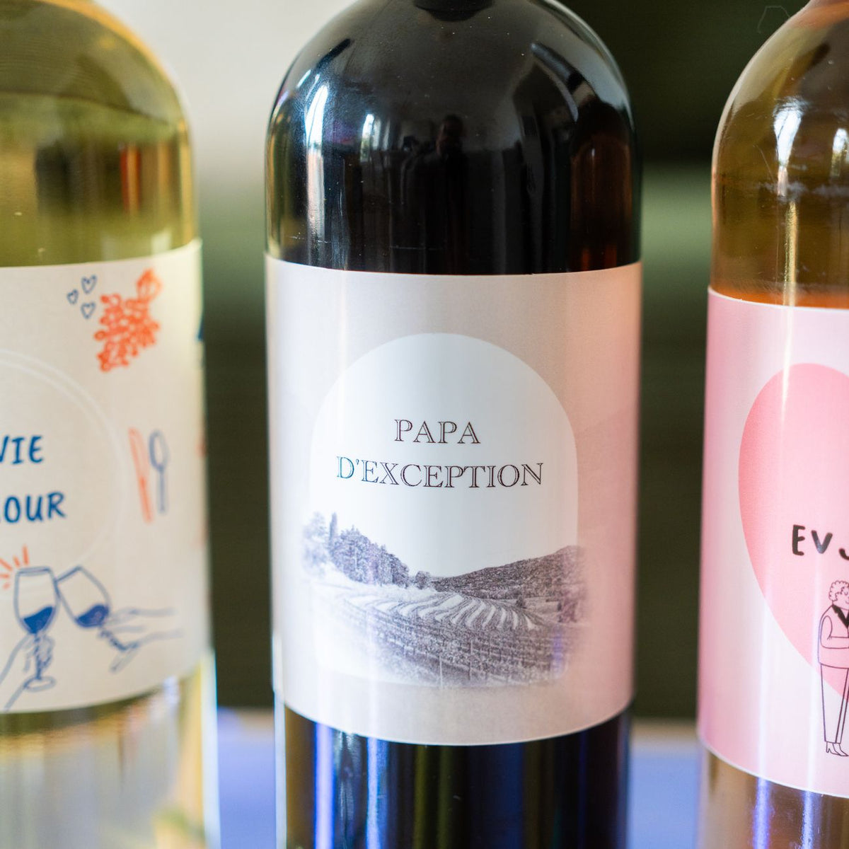Bouteille de vin avec étiquette personnalisée en gros plan