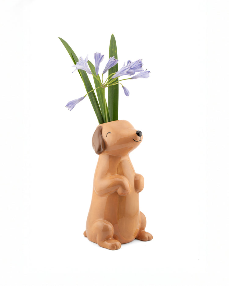Vase en forme de teckel avec finition lisse et moderne