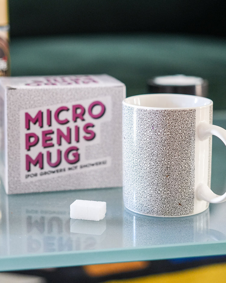 Mug humoristique avec motif de petits pénis sur fond blanc.