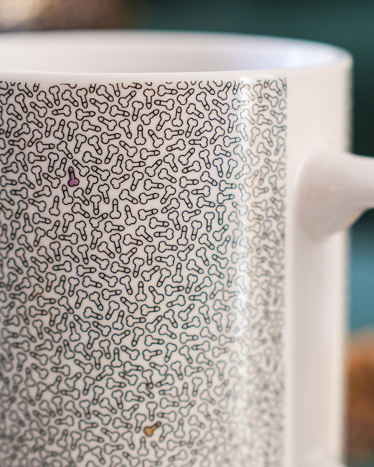 Mug humoristique avec motif de petits pénis sur fond blanc.