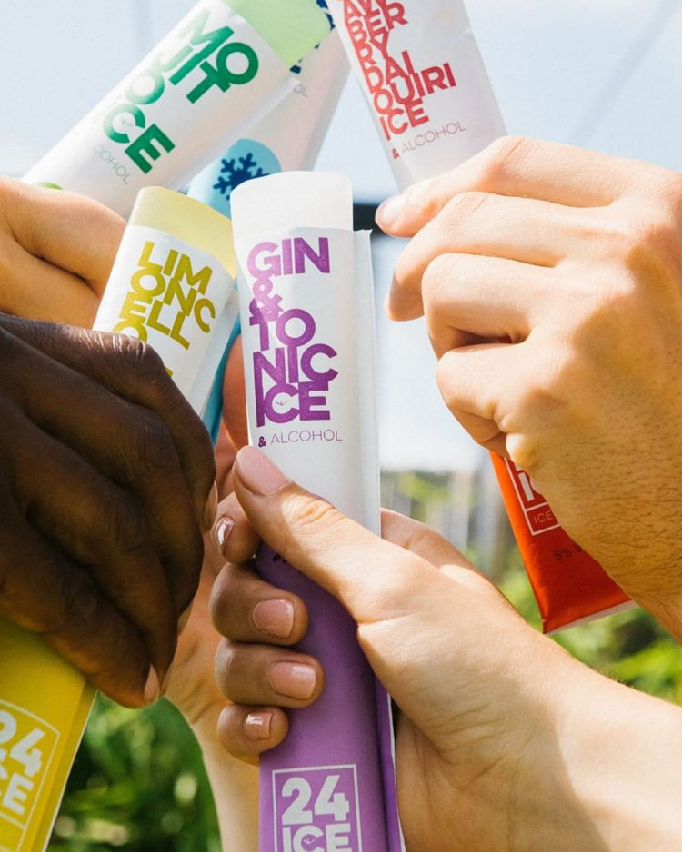 Glaces à l’alcool dans des pots colorés sur fond blanc.