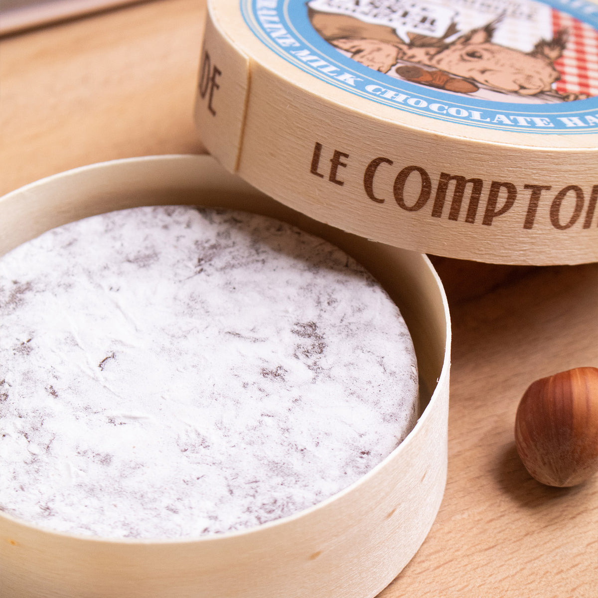 Camembert en chocolat au lait praliné, trompe l'œil.