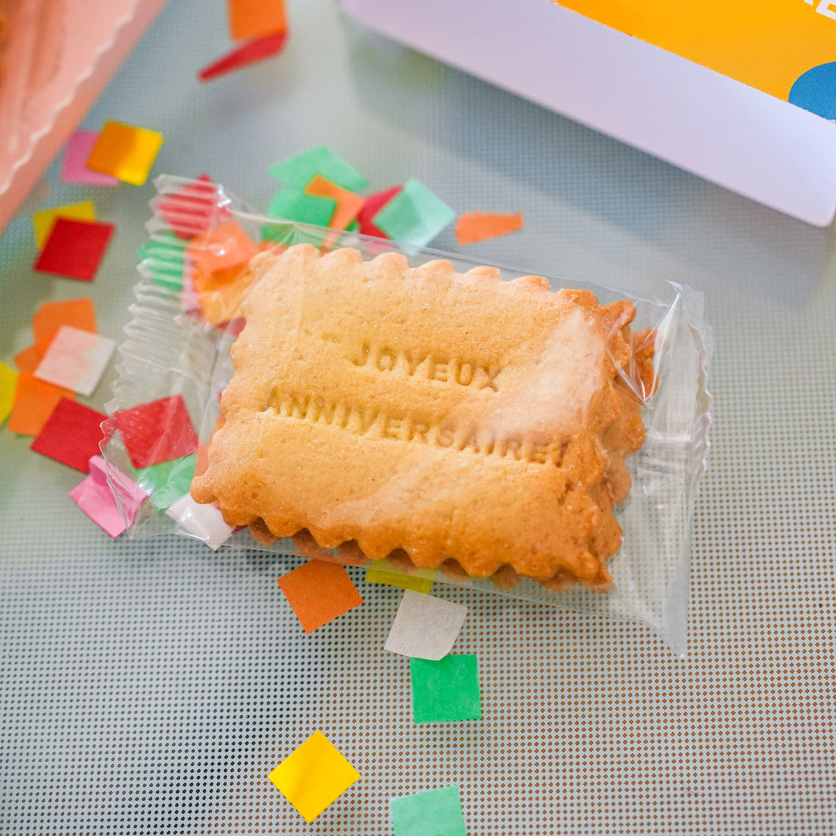 Biscuits à message pour anniversaire sur fond blanc
