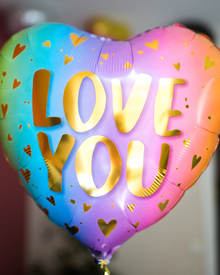 Ballon Love You Pastel sur fond blanc