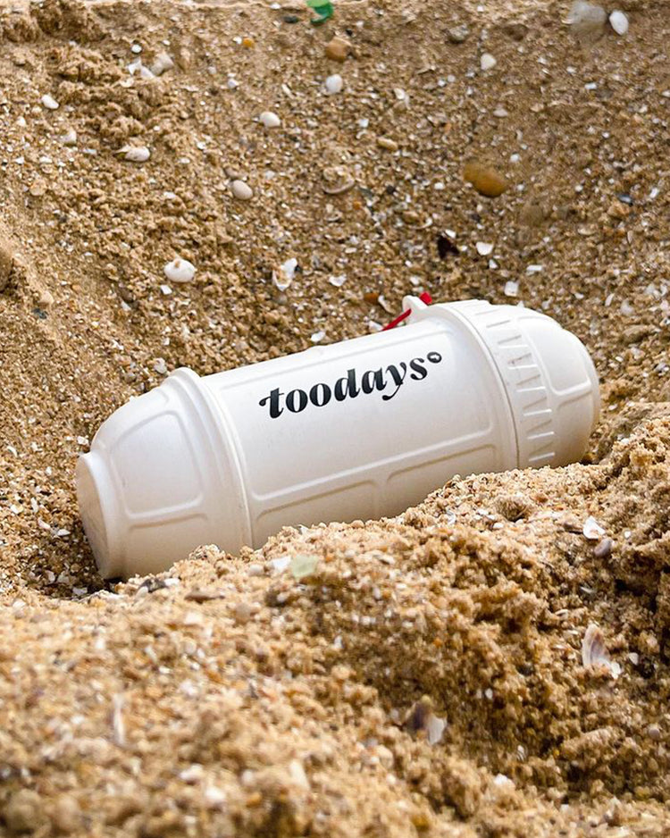 Capsule temporelle en métal argenté sur fond blanc