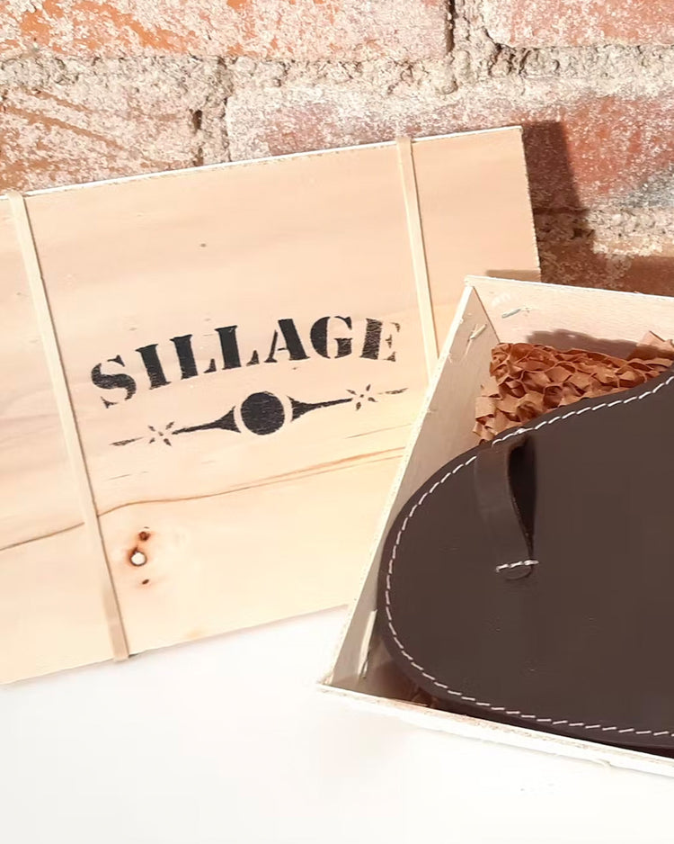 Coffret huîtrier en bois avec couteau en acier, angle latéral.