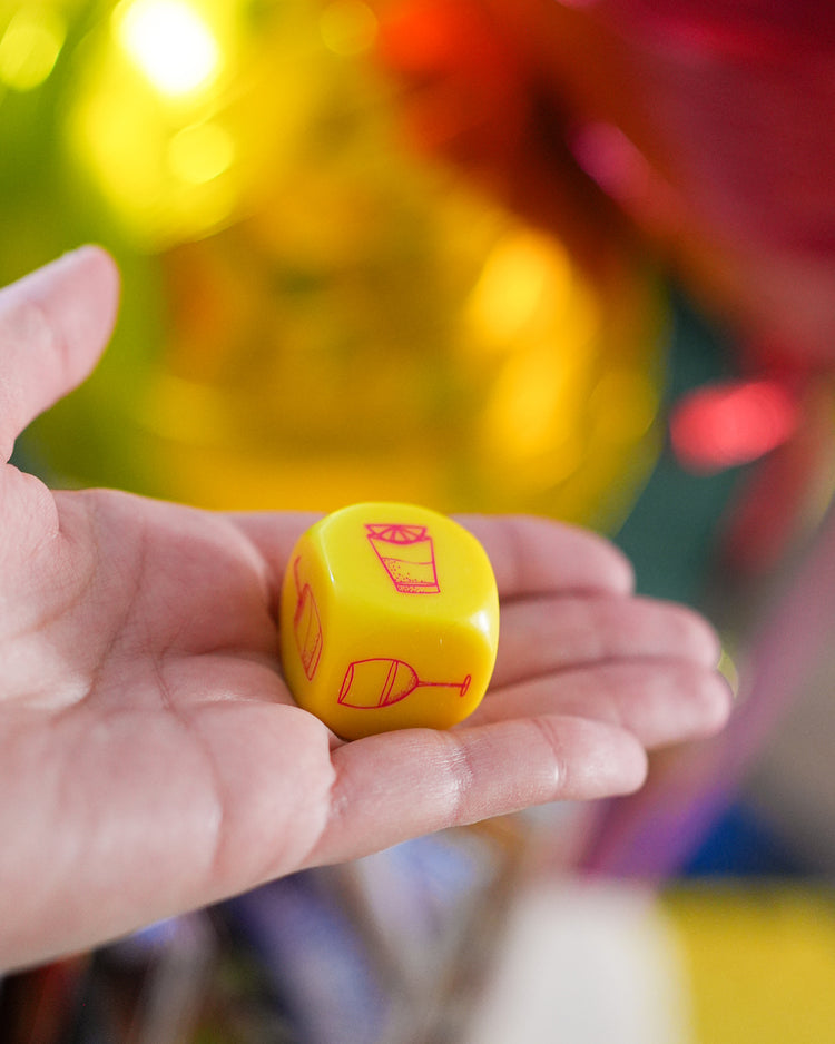 Dé à dés avec inscriptions ludiques sur fond blanc