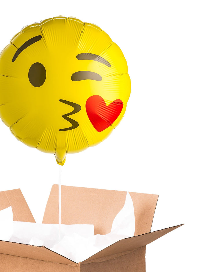 Ballon Emoji Bisous en forme de coeur rouge avec un visage souriant, idéal pour exprimer l'amour et l'affection.